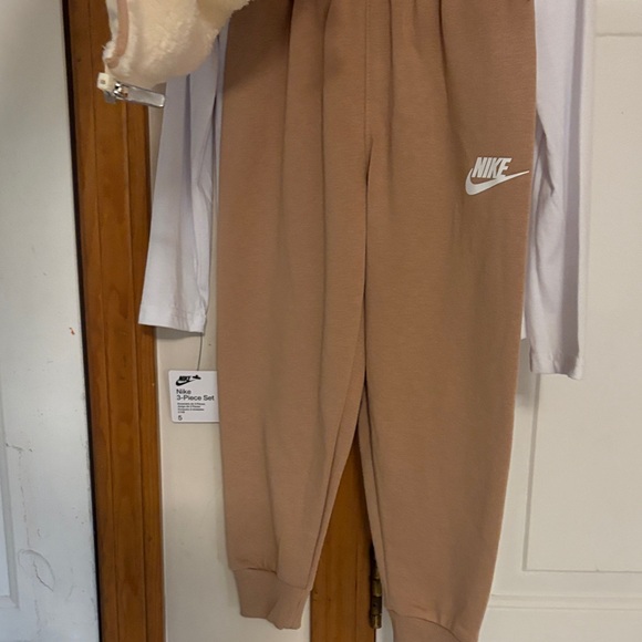 Nike Beige and White Fleece Vest Set boys size small (4-5years old) - Picture 6 of 9